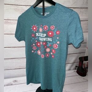 Women's Green Floral Tee Size Small
Lightweight Summer Flowers Beach Vacation